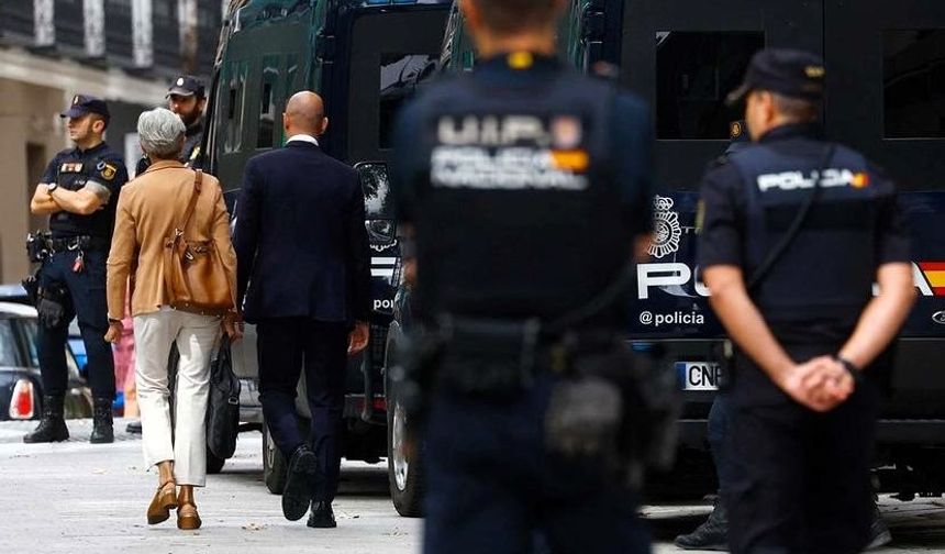 Yolsuzlukla suçlanan eski İspanya Futbol Federasyonu Başkanı Rubiales, gözaltına alındı